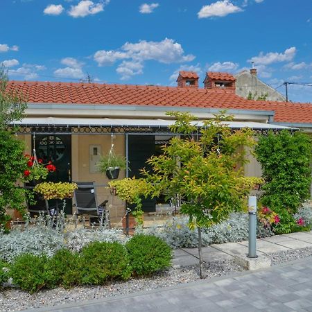 Issa Holiday Home - 3 Min Walk To Beach Kastela Ngoại thất bức ảnh