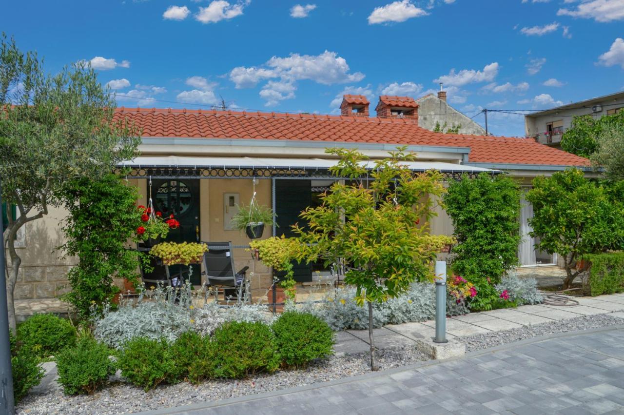 Issa Holiday Home - 3 Min Walk To Beach Kastela Ngoại thất bức ảnh