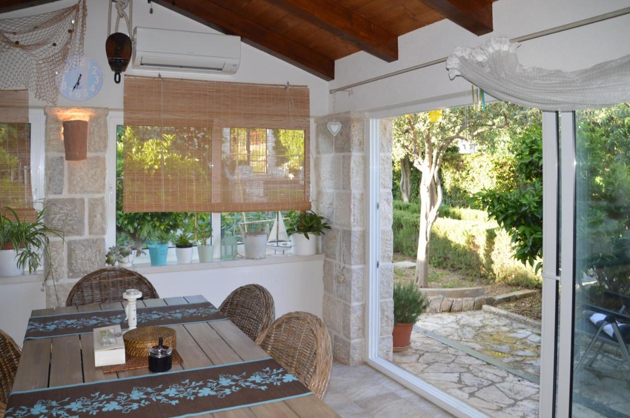 Issa Holiday Home - 3 Min Walk To Beach Kastela Ngoại thất bức ảnh
