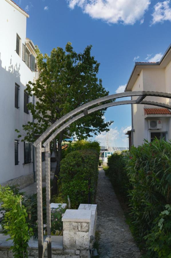 Issa Holiday Home - 3 Min Walk To Beach Kastela Ngoại thất bức ảnh