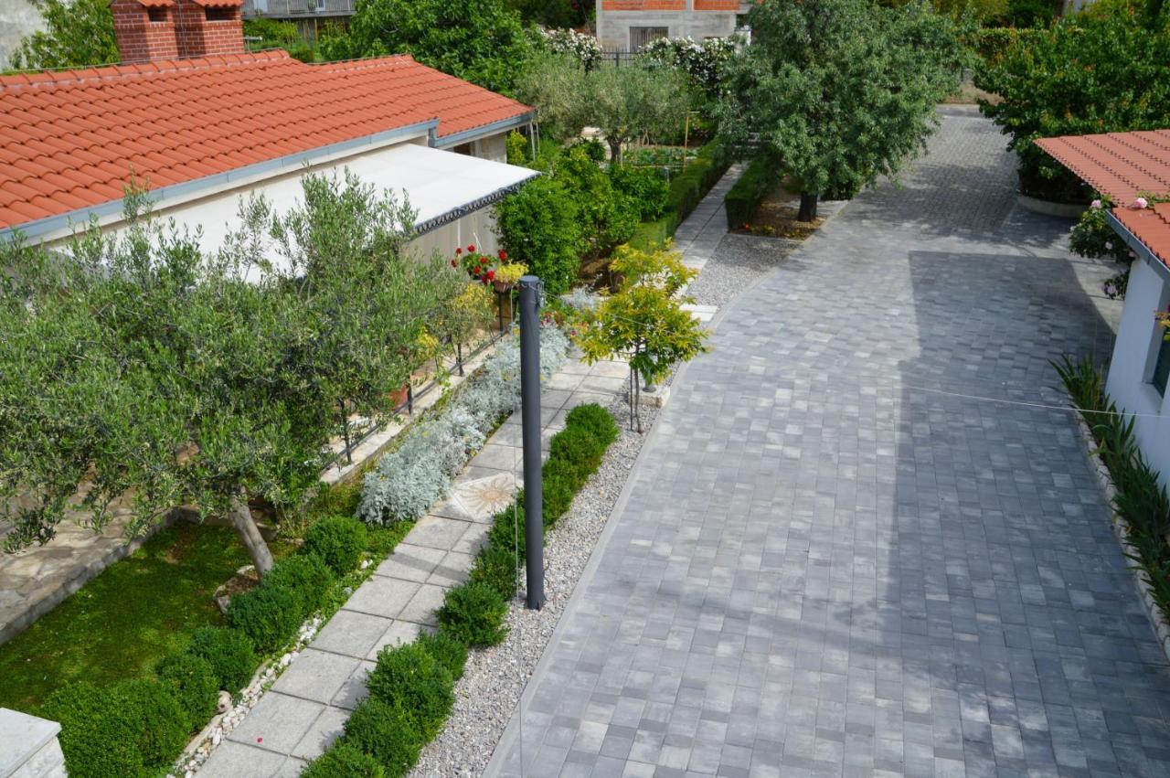 Issa Holiday Home - 3 Min Walk To Beach Kastela Ngoại thất bức ảnh