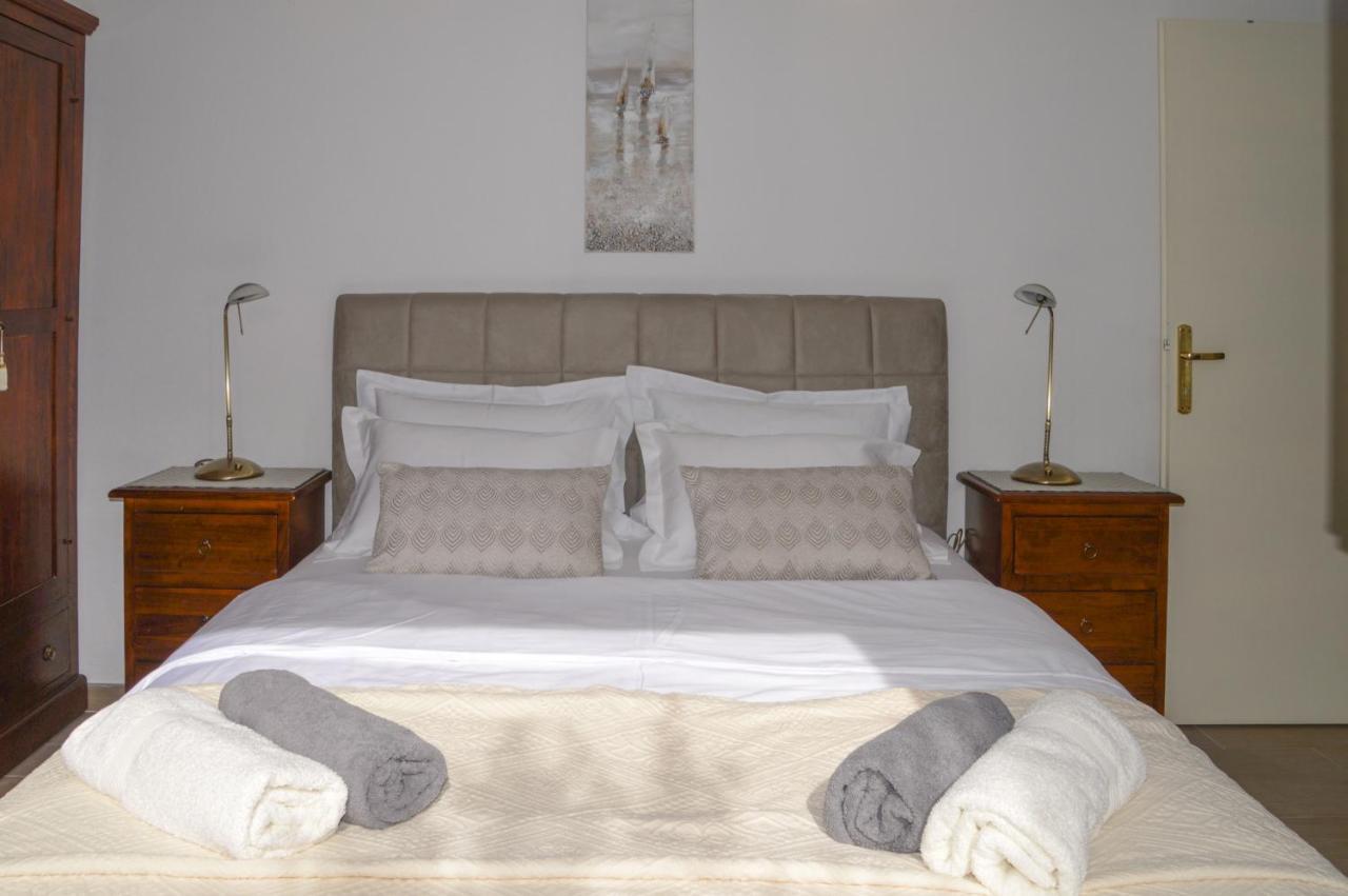 Issa Holiday Home - 3 Min Walk To Beach Kastela Ngoại thất bức ảnh