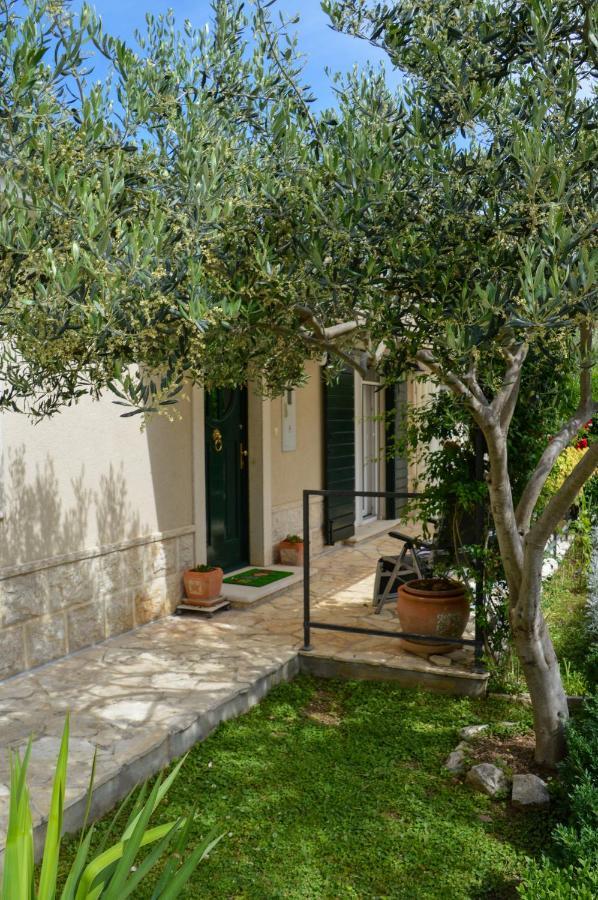 Issa Holiday Home - 3 Min Walk To Beach Kastela Ngoại thất bức ảnh