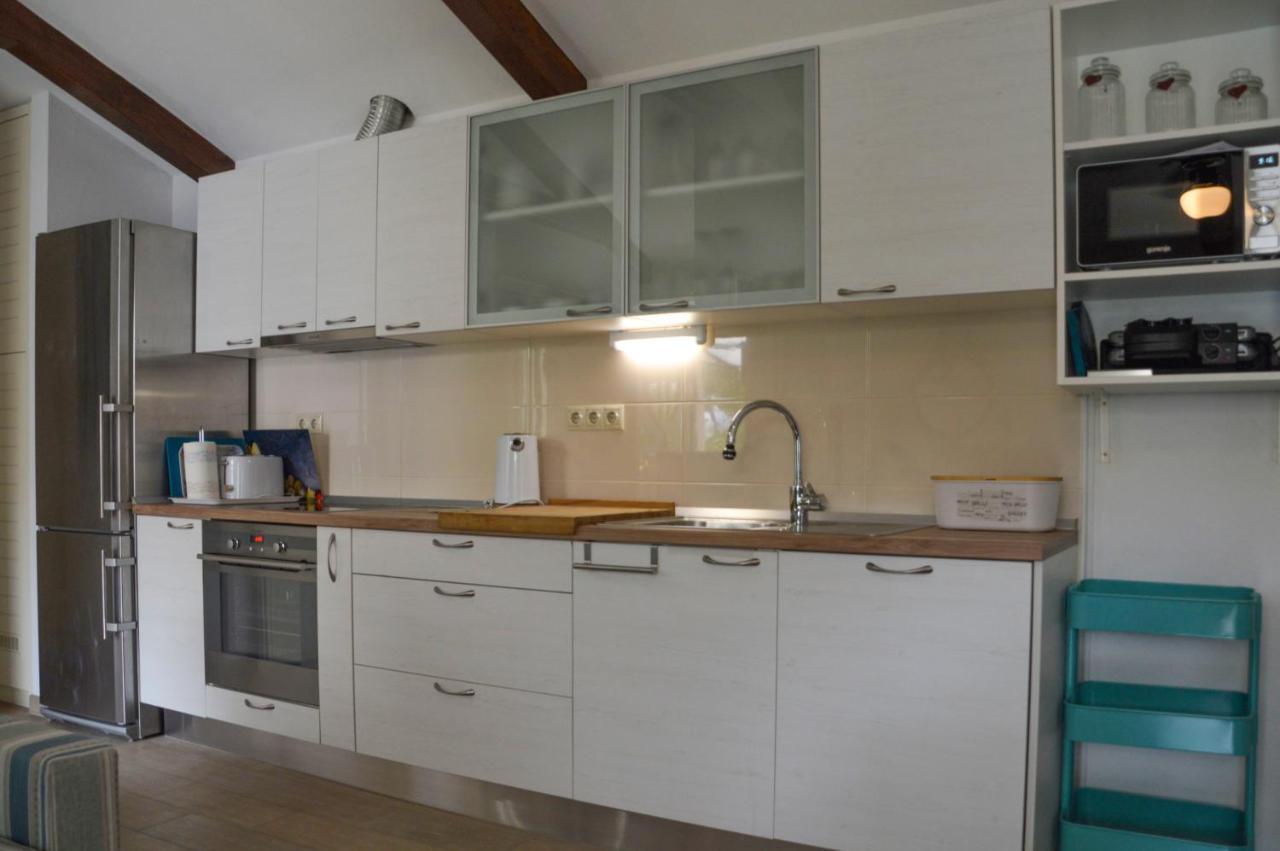 Issa Holiday Home - 3 Min Walk To Beach Kastela Ngoại thất bức ảnh