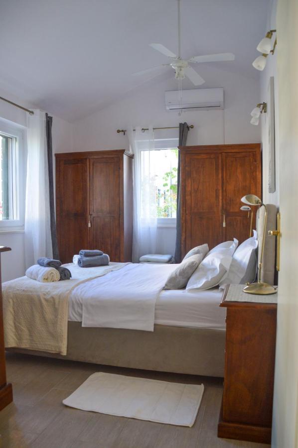 Issa Holiday Home - 3 Min Walk To Beach Kastela Ngoại thất bức ảnh