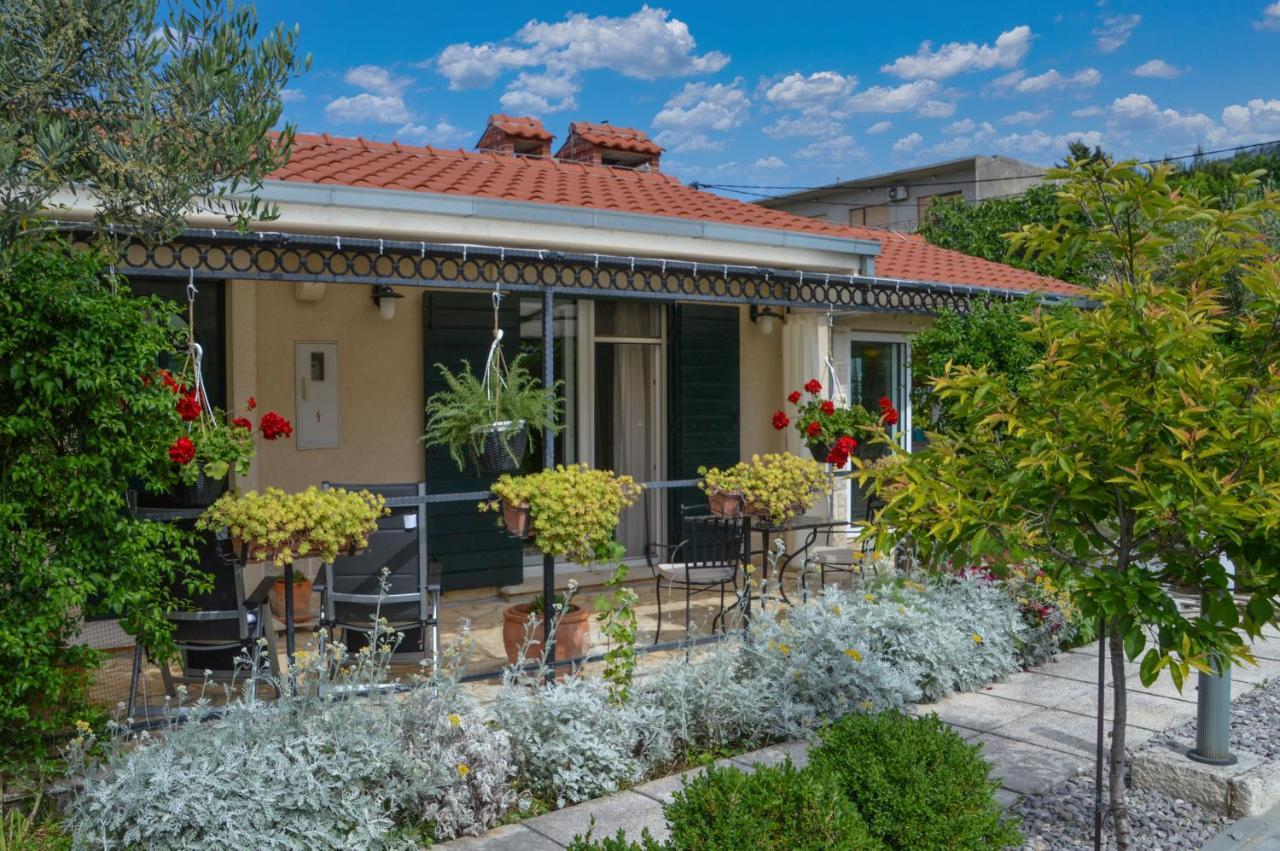 Issa Holiday Home - 3 Min Walk To Beach Kastela Ngoại thất bức ảnh