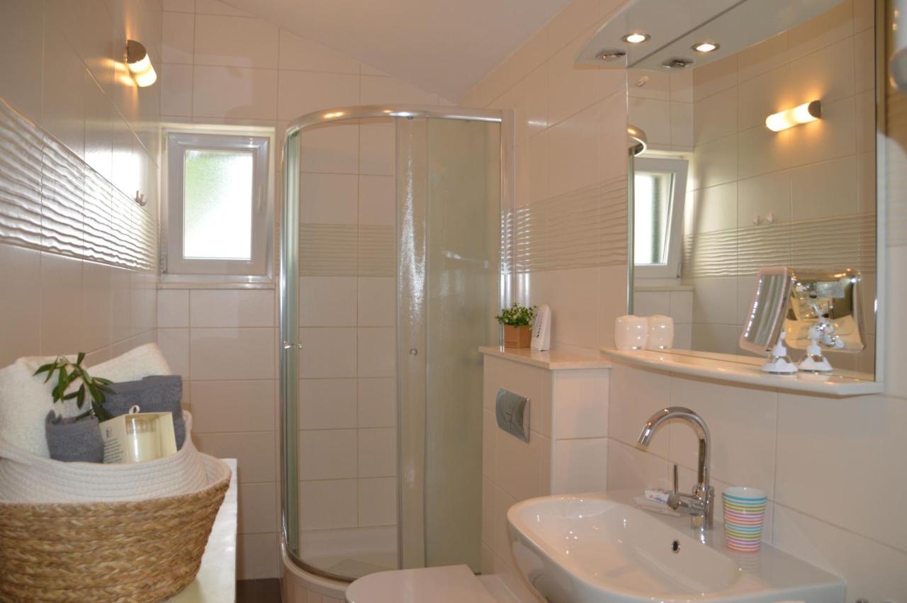Issa Holiday Home - 3 Min Walk To Beach Kastela Ngoại thất bức ảnh