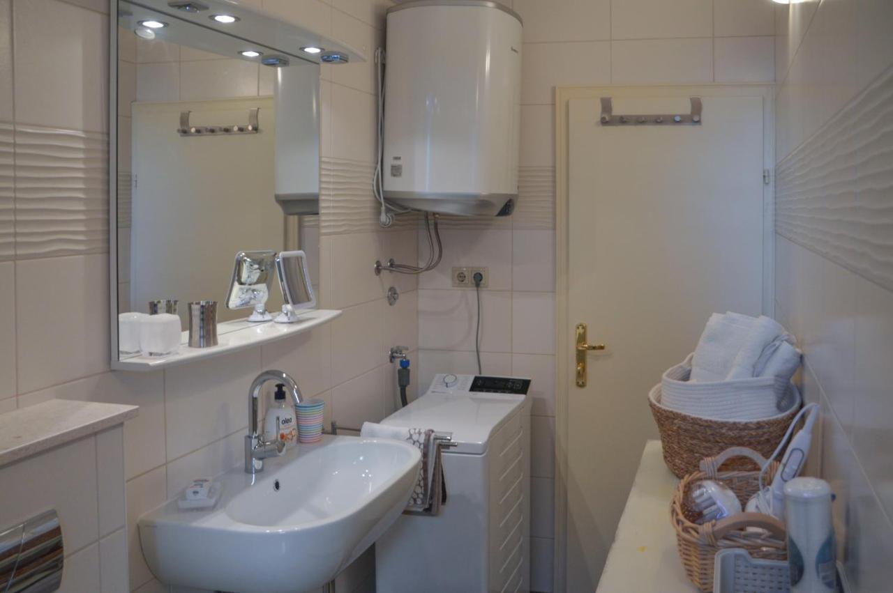 Issa Holiday Home - 3 Min Walk To Beach Kastela Ngoại thất bức ảnh