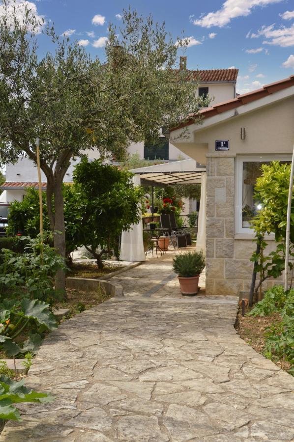 Issa Holiday Home - 3 Min Walk To Beach Kastela Ngoại thất bức ảnh