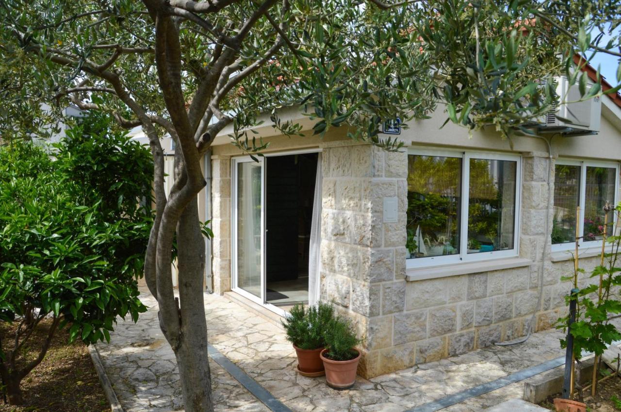 Issa Holiday Home - 3 Min Walk To Beach Kastela Ngoại thất bức ảnh