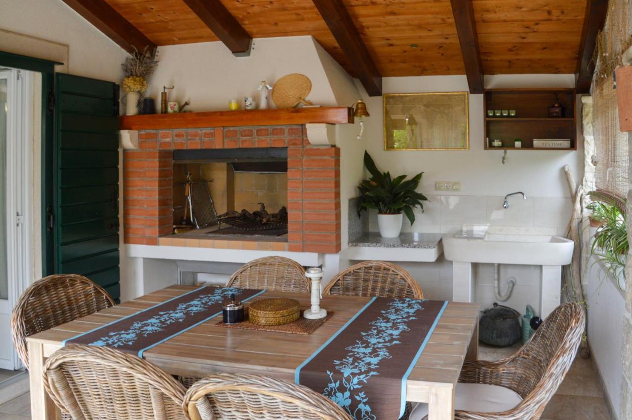 Issa Holiday Home - 3 Min Walk To Beach Kastela Ngoại thất bức ảnh